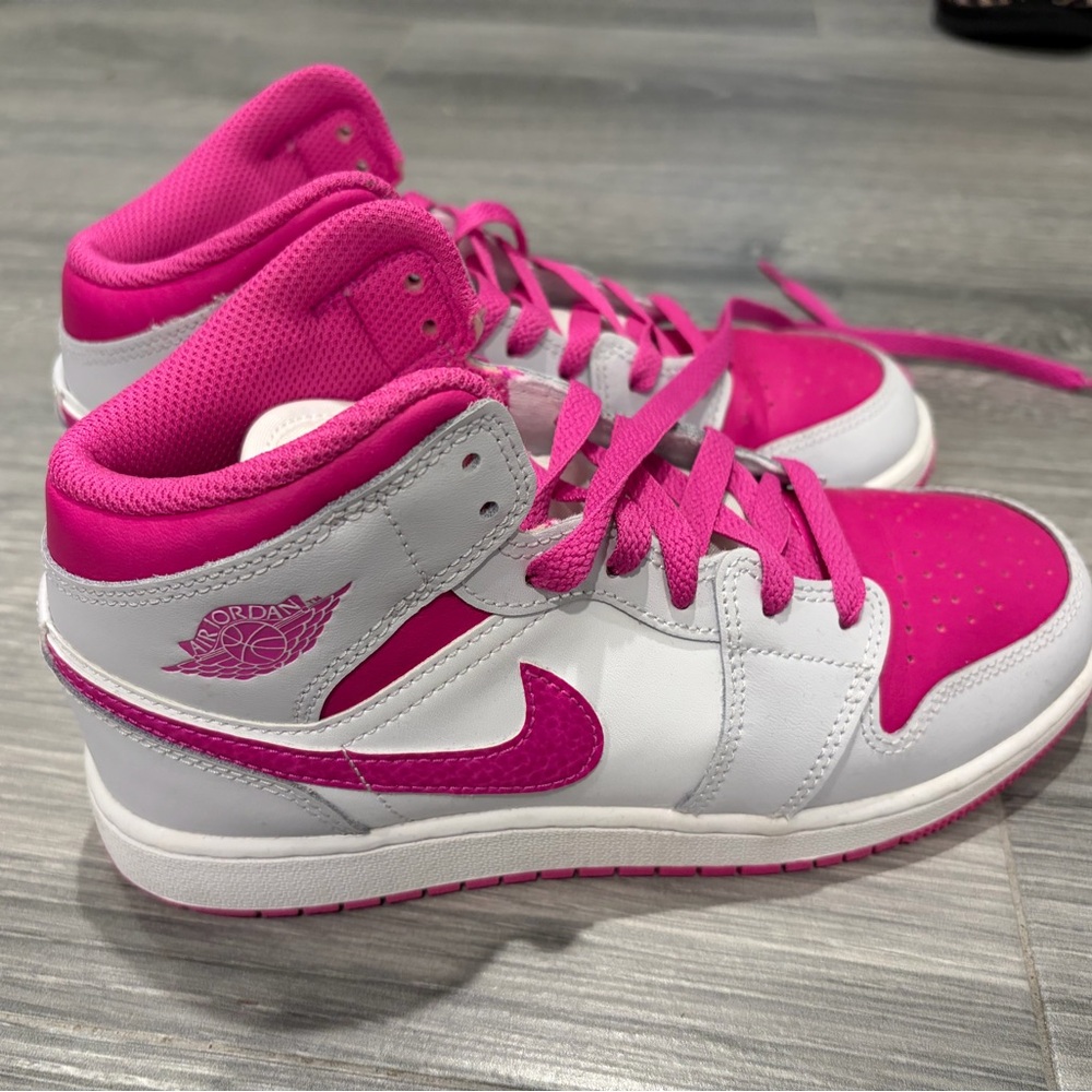 Nike Jordan 1 Pink and White Sneakers
